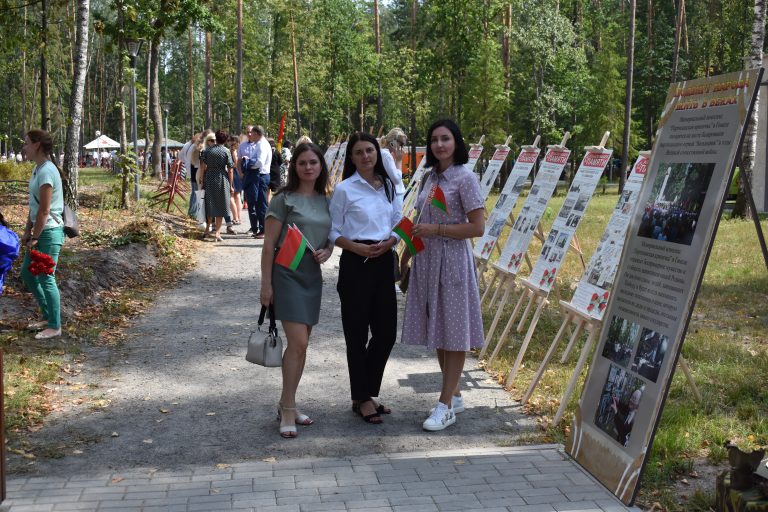 Трудовой коллектив ОАО «Гомельхлебпром» посетил открытие мемориала «Партизанская криничка»